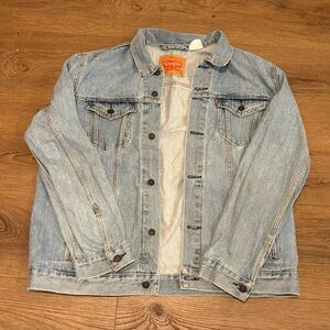 SOLD Levi's men’s Light Wash Denim Trucker Jacket 72334